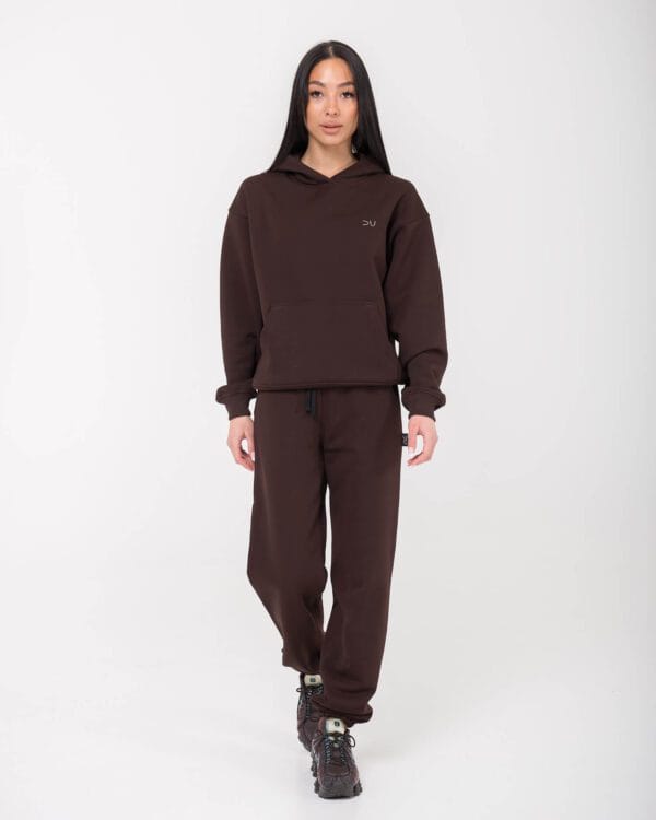 Sportiskas rudos spalvos laisvalaikio kostiumas moterims