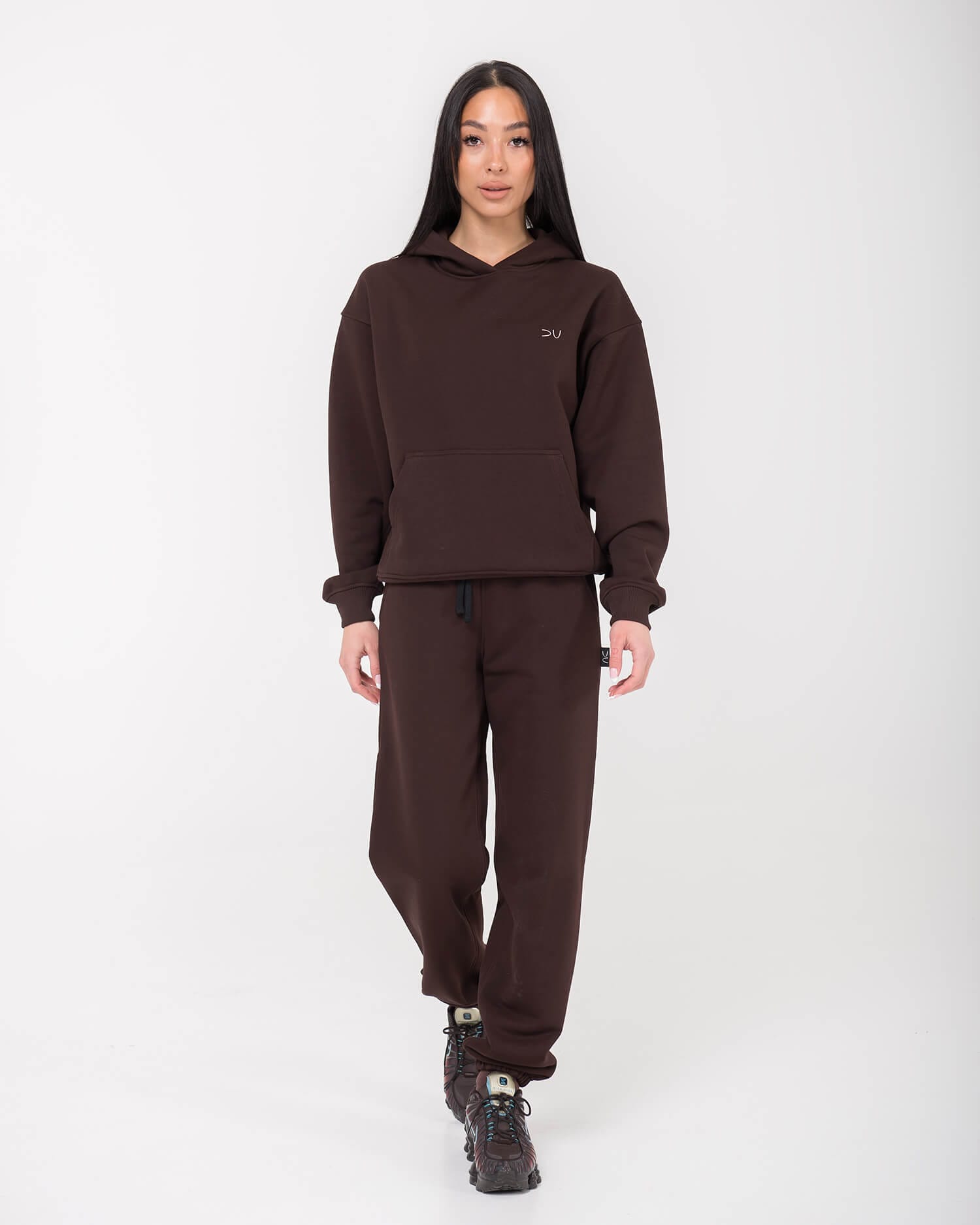 Sportiskas rudos spalvos laisvalaikio kostiumas moterims