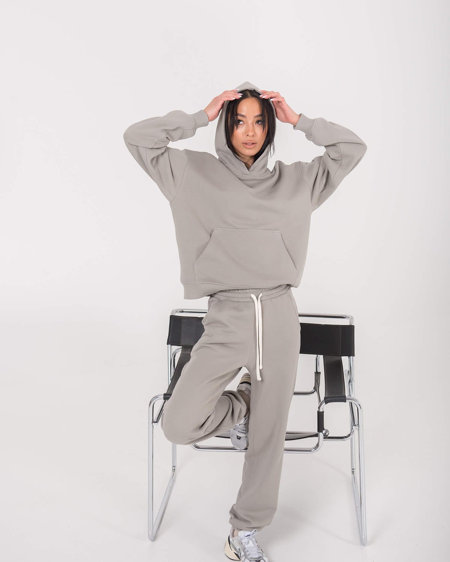 Sportiskas laisvalaikio kostiumas moterims su gobtuvu