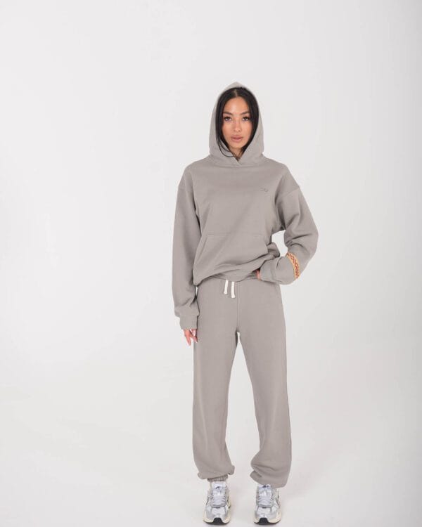 pilkas unisex džemperis su gobtuvu ir tautine juosta