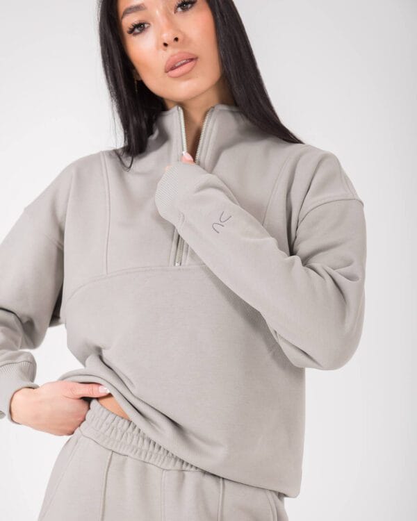 pilkas vasariskas dzemperis su uztrauktuku moterims