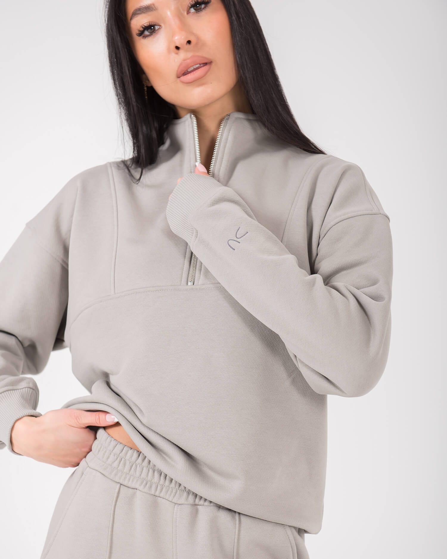 pilkas vasariskas dzemperis su uztrauktuku moterims