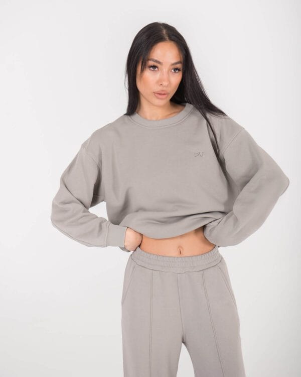 pilkas minimalistinis dzemperis moterims