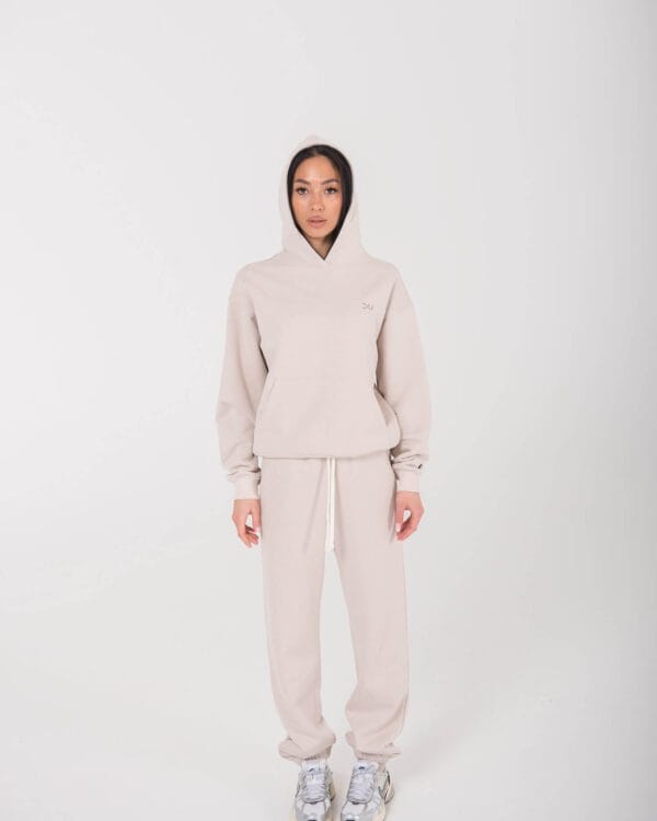 Sportiskas kremines spalvos laisvalaikio kostiumas moterims