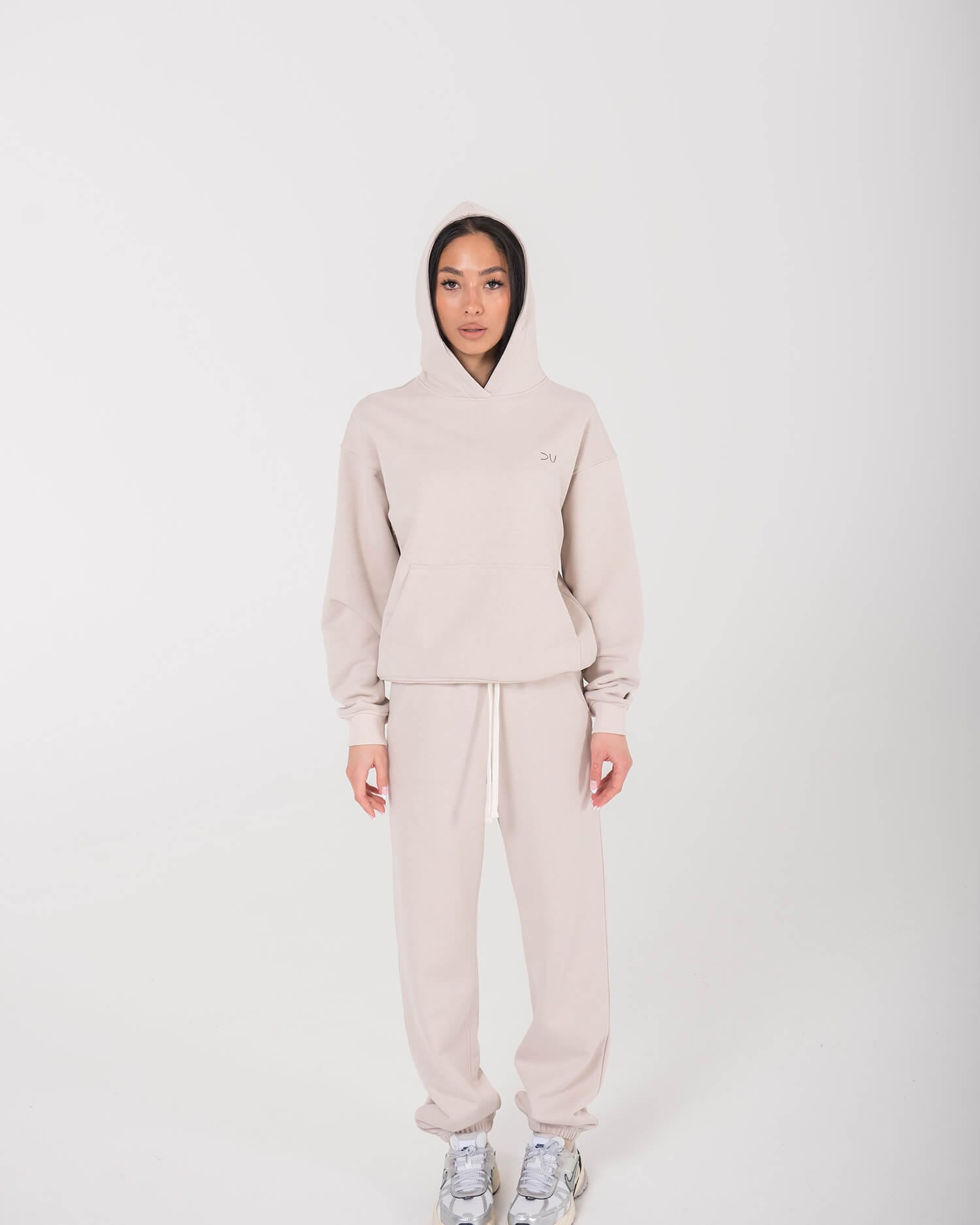 Sportiskas kremines spalvos laisvalaikio kostiumas moterims