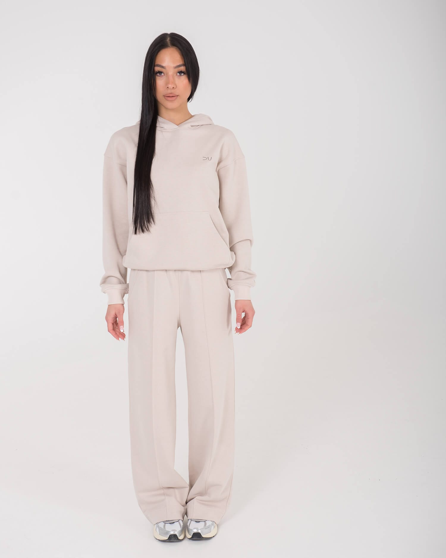 moteriskas laisvalaikio kostiumas su gobtuvu