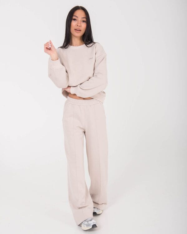 Minimalistinis laisvalaikio kostiumas moterims