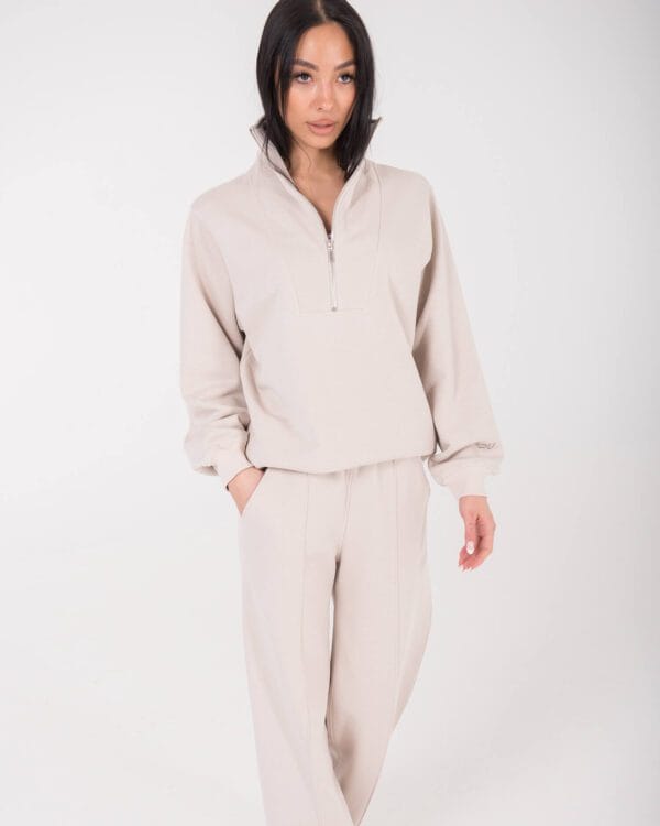 dzemperis ilgu kaklu ir uztrauktuku kreminis