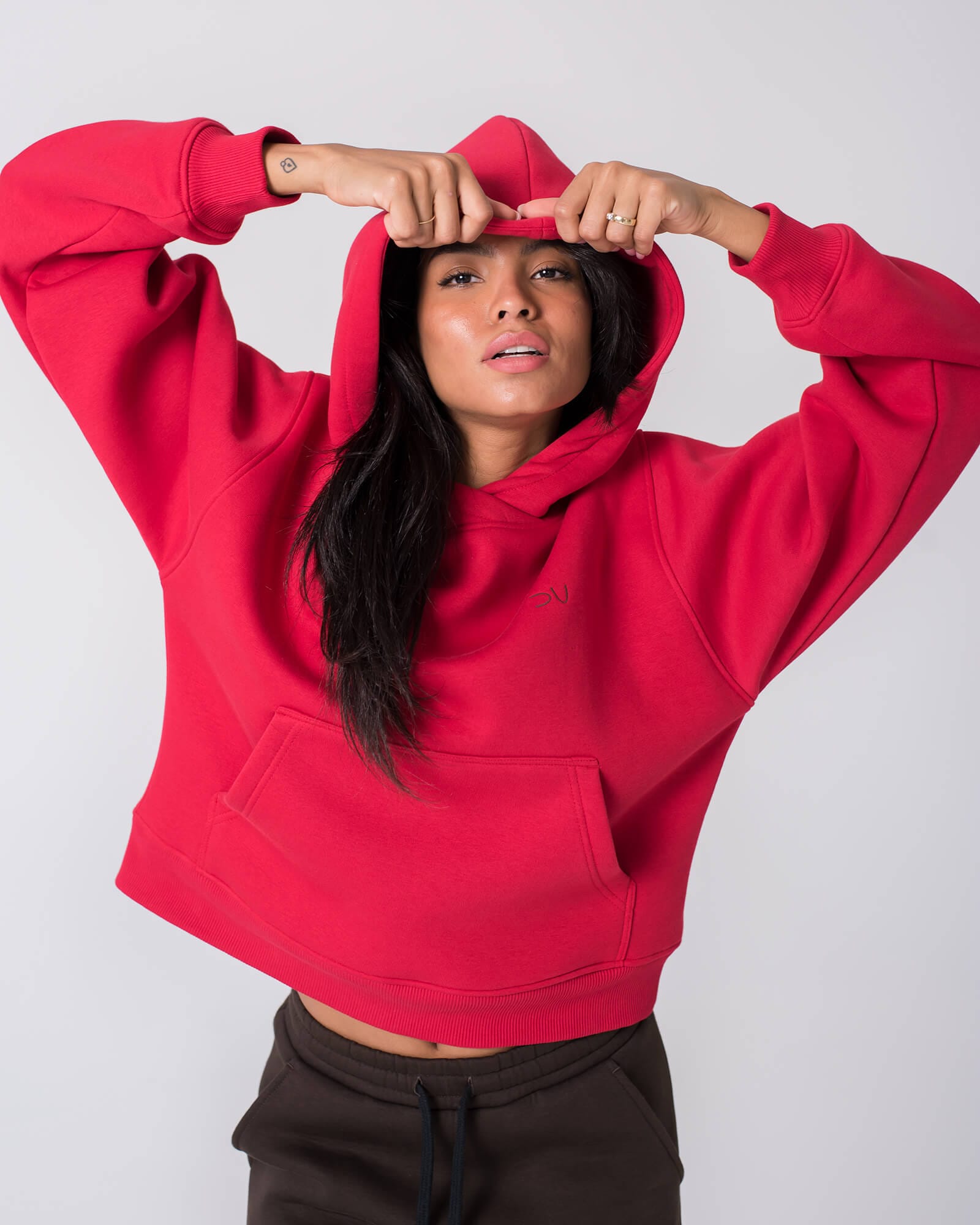 raudonas laisvalaikio džemperis su gobtuvu