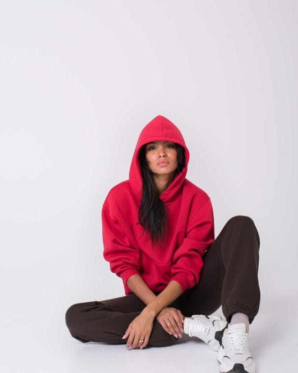 raudonos spalvos džemperis su gobtuvu