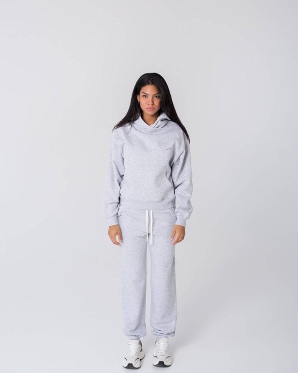 pilkas laisvalaikio kostiumas su gobtuvu moterims