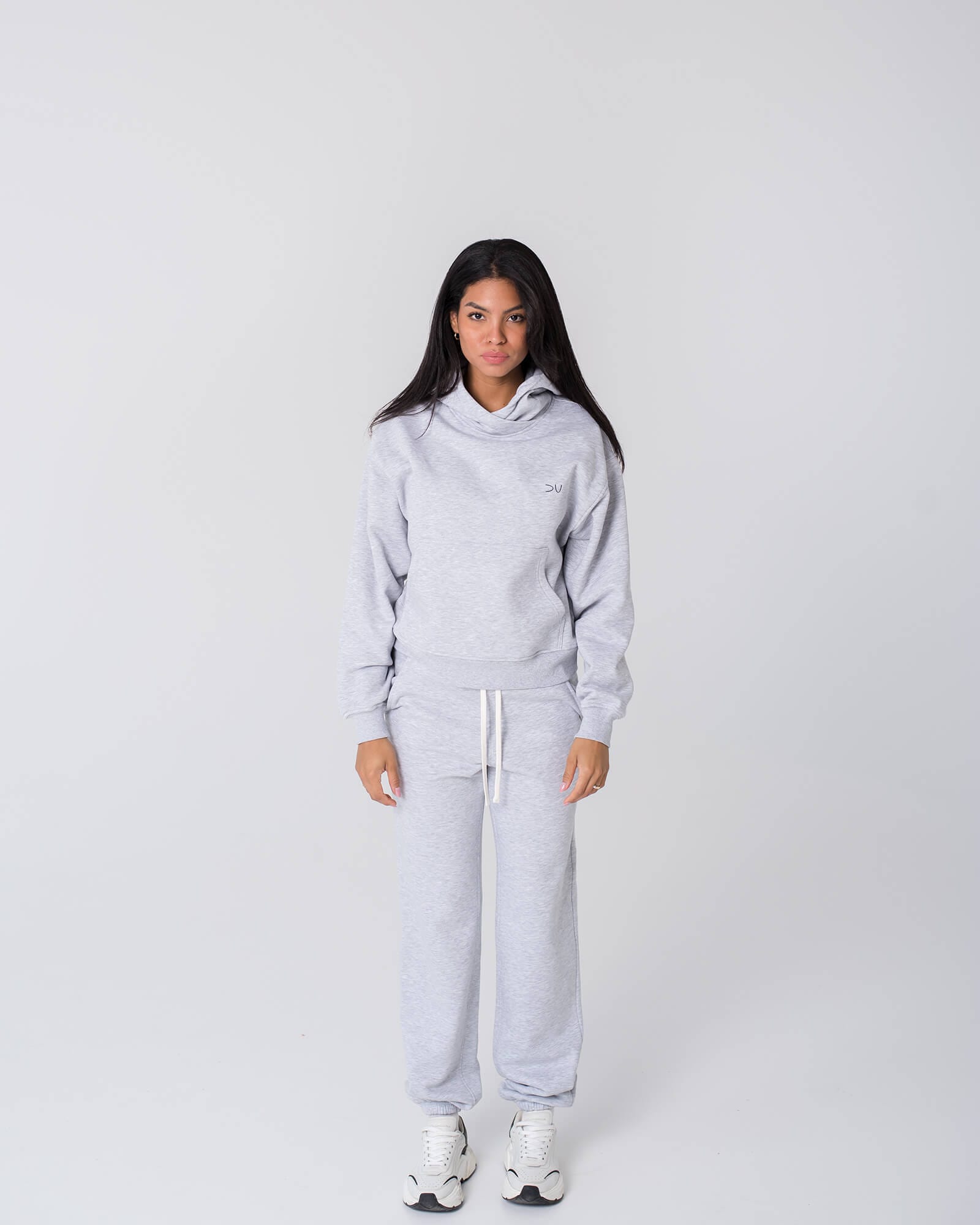 pilkas laisvalaikio kostiumas su gobtuvu moterims