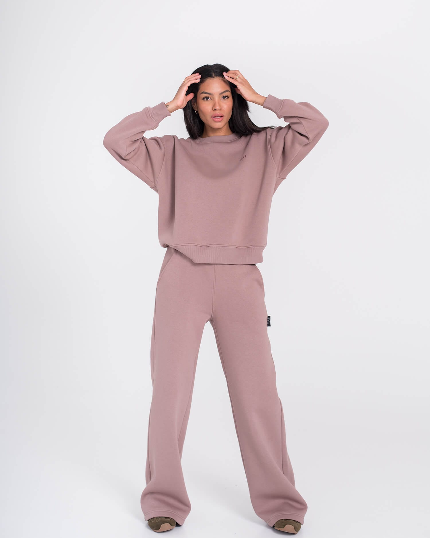 minimalistinis laisvalaikio kostiumas moterims kakava