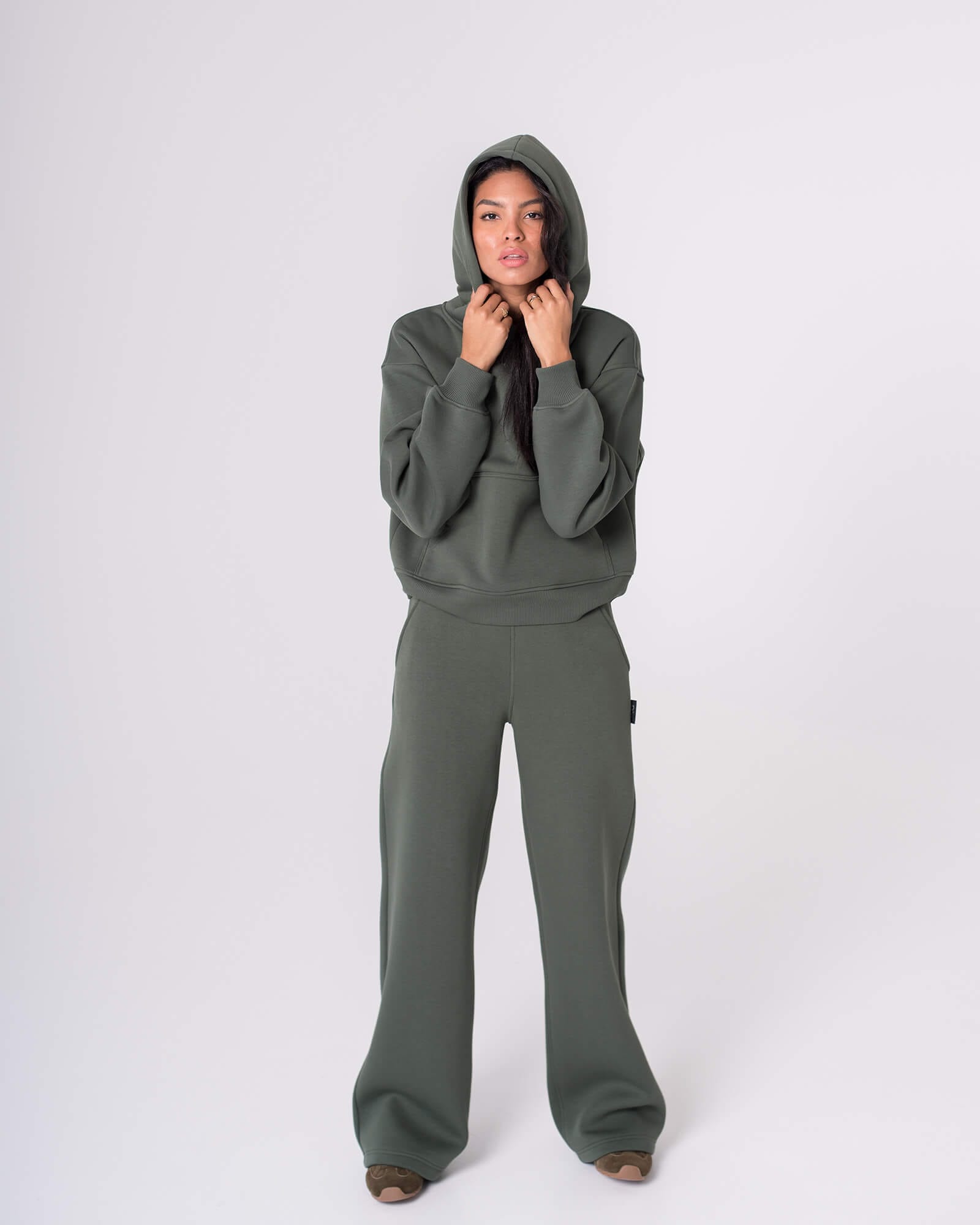 Stilingas laisvalaikio kostiumas moterims su gobtuvu