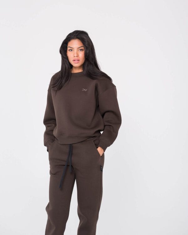 švelnus minimalistinis džemperis moterims rudas