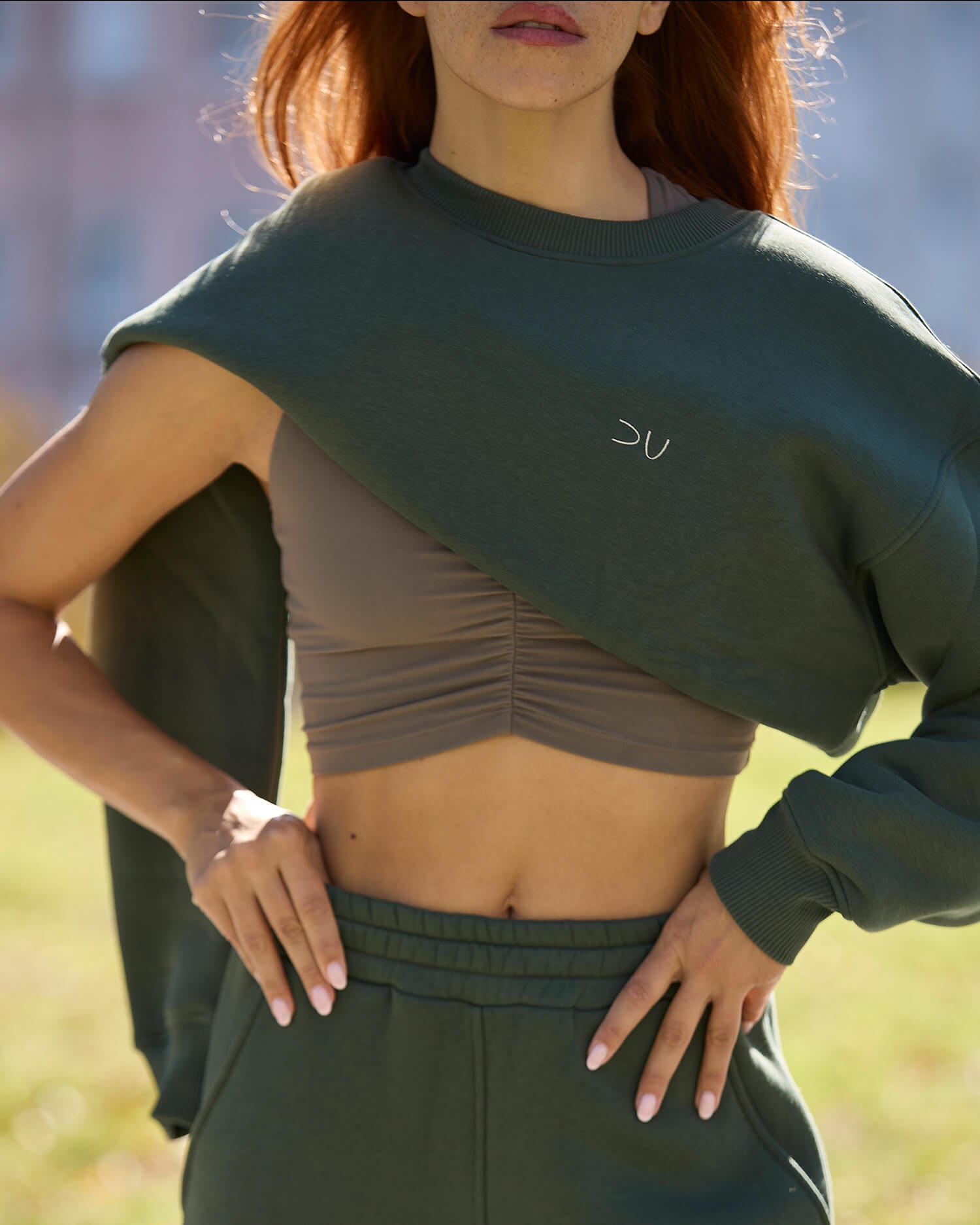 Minimalistinis džemperis moterims / Dark olive - Image 4