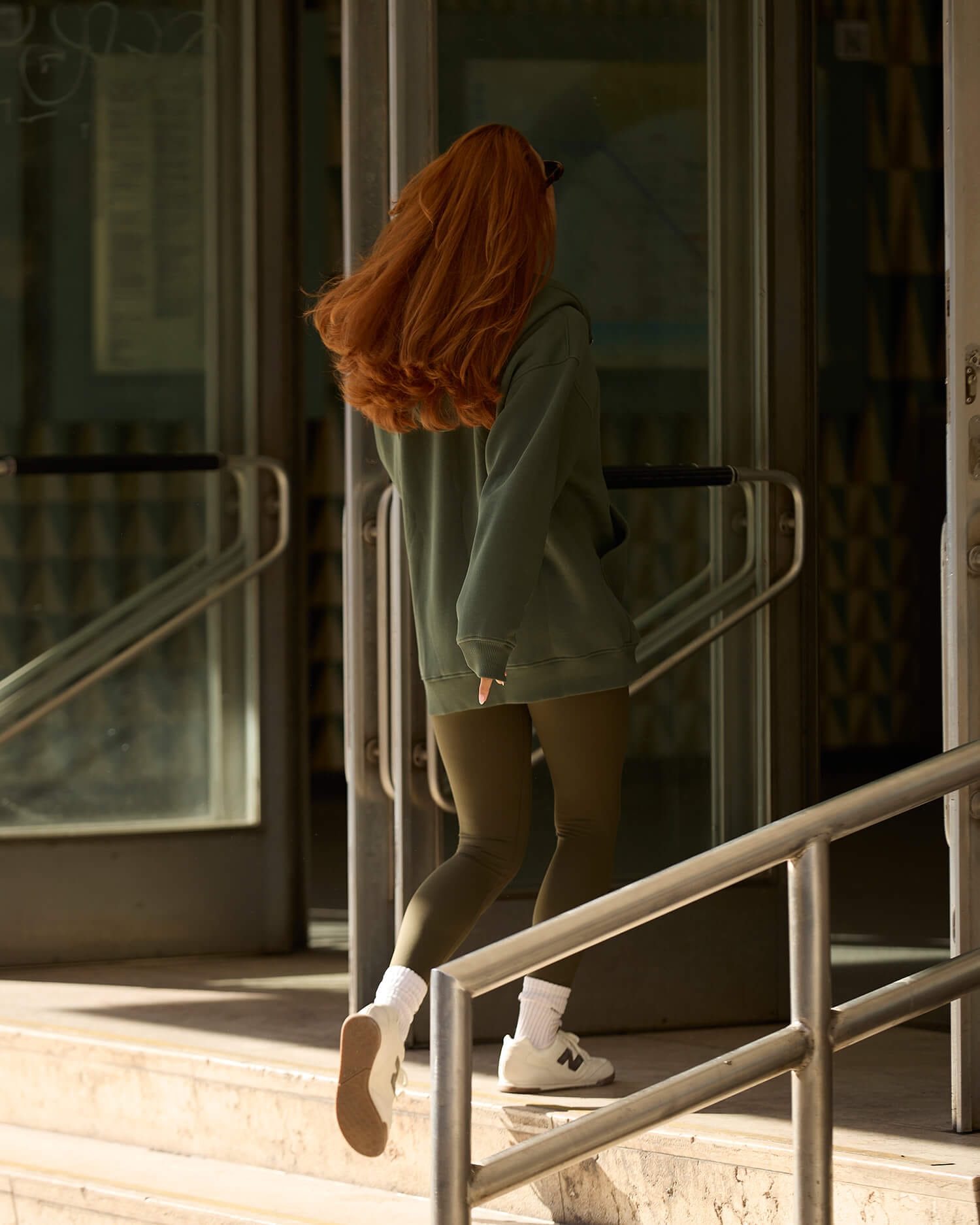 Ilgas džemperis su užtrauktuku ir gobtuvu / Dark olive - Image 2